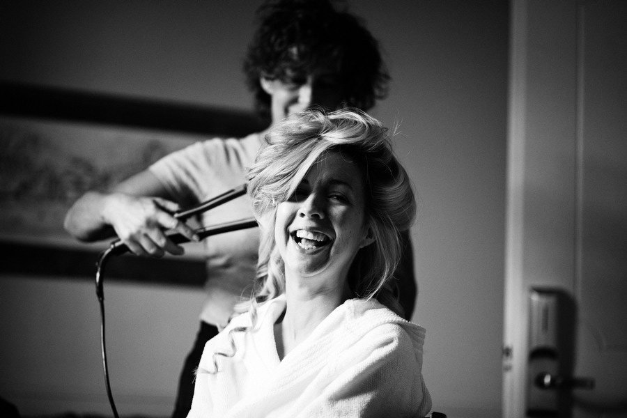 bride gets prepared hairs for her wedding in italy