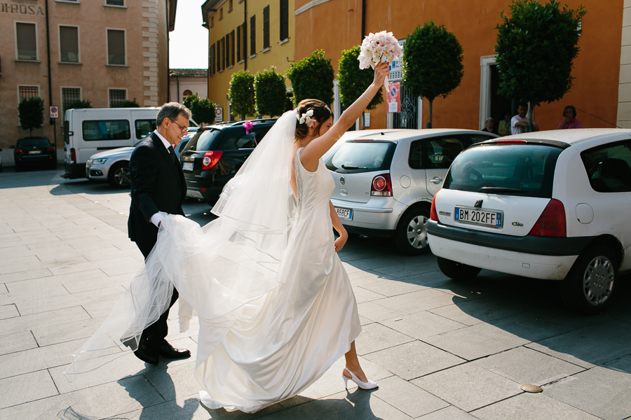 sposa entra nel Comune di Lonato del Garda (BS)