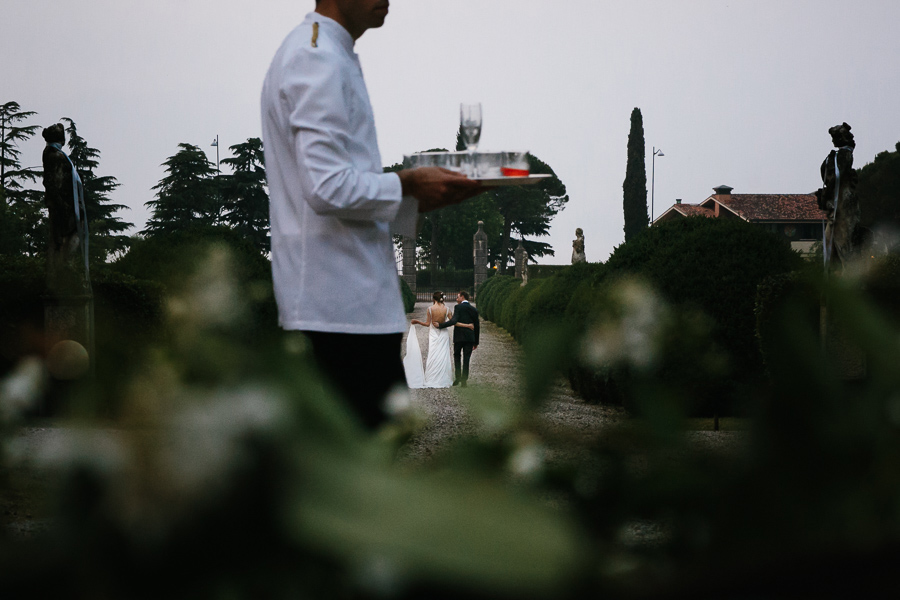 ritratto sposi Villa La Tassinara fotografo di matrimonio lago di garda