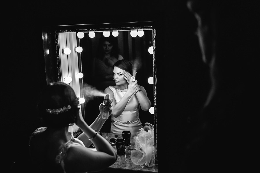 Bride preparation in front of a mirror