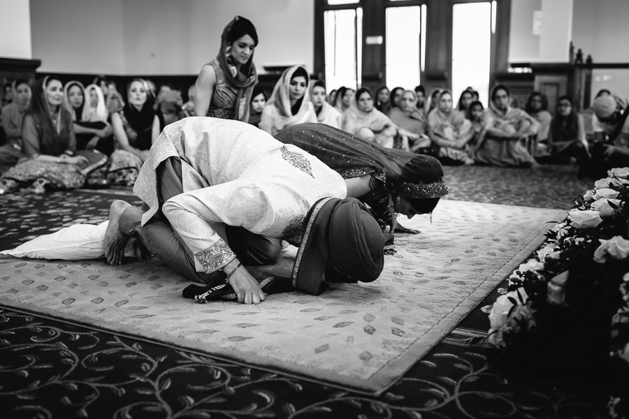 bride groom kiss Gravesend Gurdwara