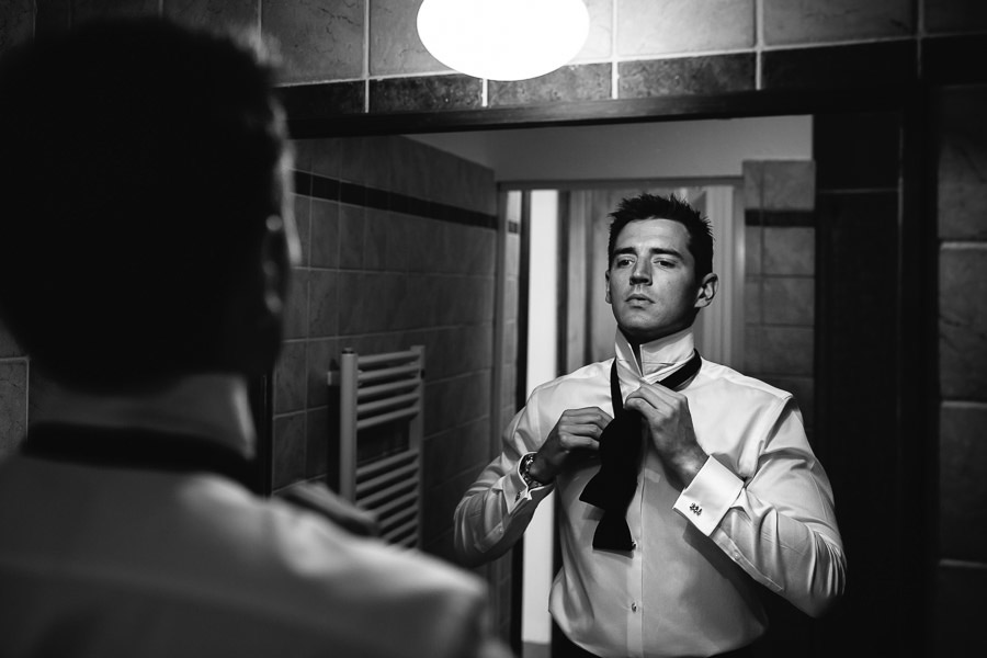 tuscany wedding photographer groom preparation