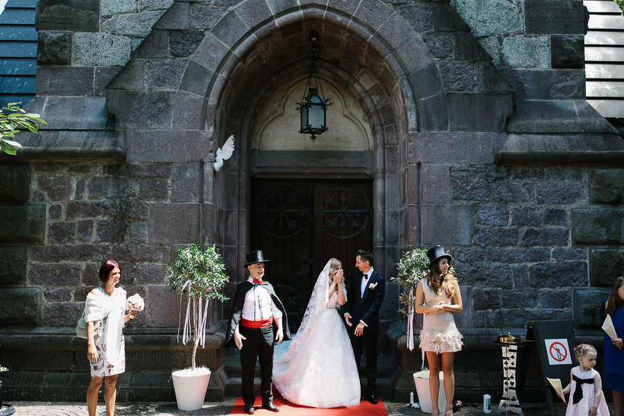 hochzeit tauben vor kirche meran