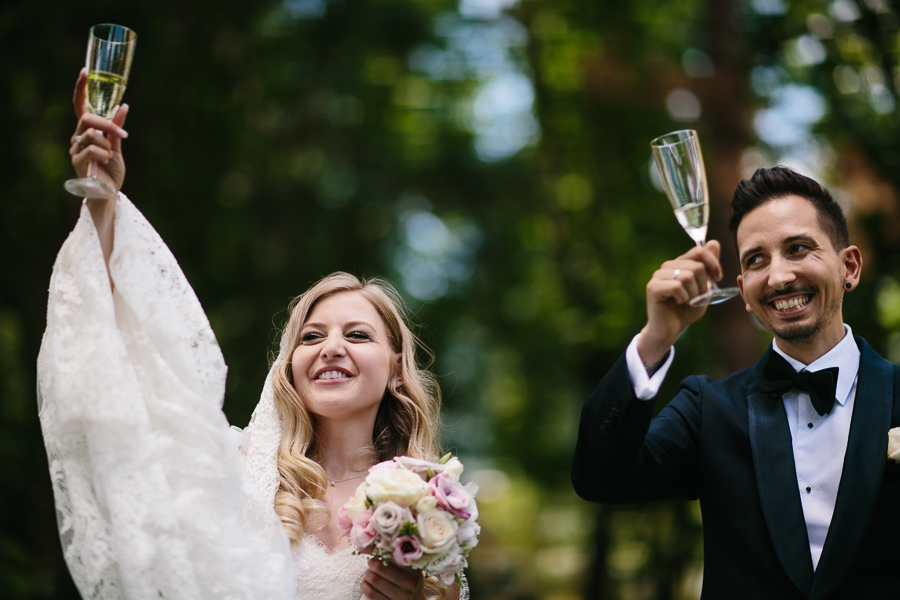 bride and groom toasting with champagner