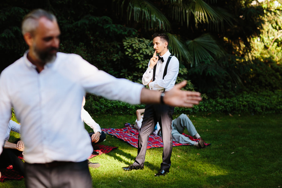 Nachdenklicher Bräutigam auf Hochzeitsempfang