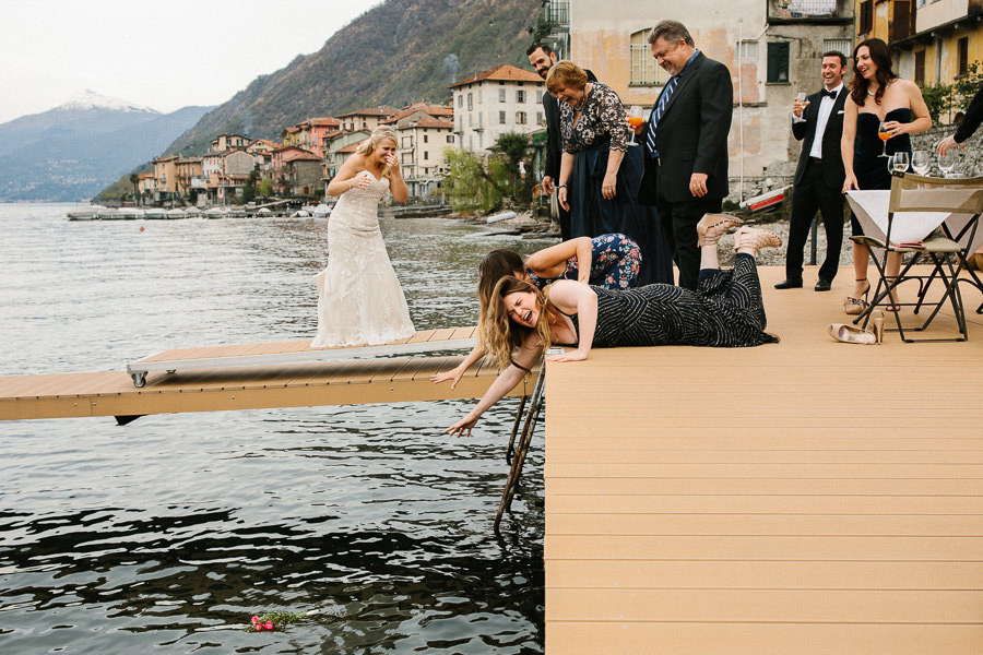 Bride bouquet falls into lake Como