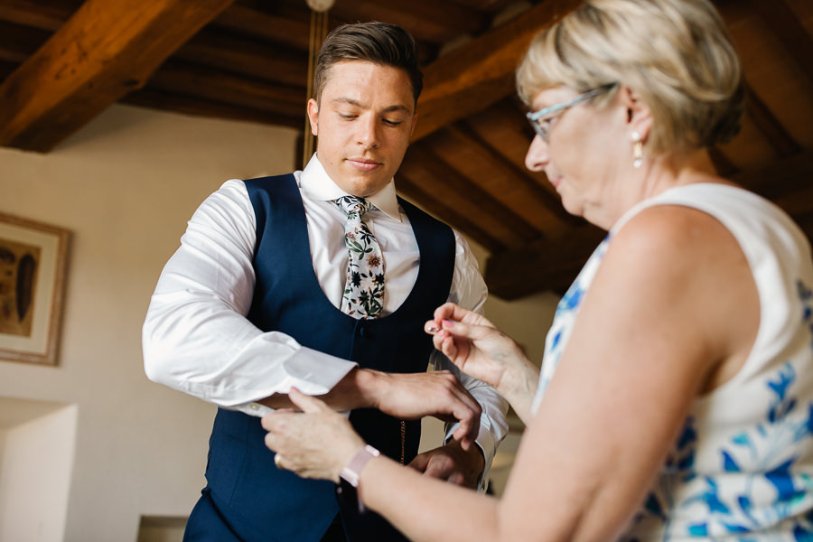 groom put on hi bow tie